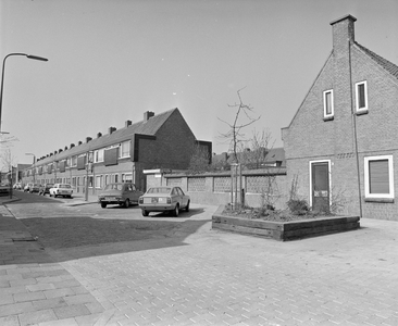 882303 Gezicht op het begin van de Vlierboomstraat te Utrecht, vanaf de Amandelstraat.